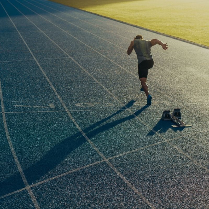 Atleta entrenando con concentración, representando el análisis de factores biológicos relacionados con el estrés y el rendimiento deportivo.